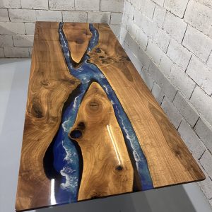 Detalj plave epoksi smole sa wave efektom i belim talasima river table pareni orah - Pure Nature Design